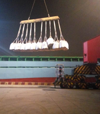 Truck-Railway-Sea Multi-model Transportation: Containers (wagon)-loading ship